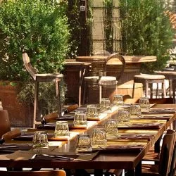 Tavoli all'aperto per il brunch