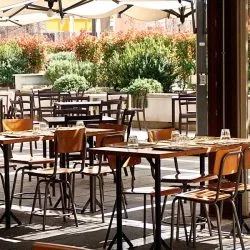 brunch con tavoli all'aperto per famiglie