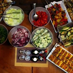 piatti di verdure per il brunch di Ciclostazione Frattini