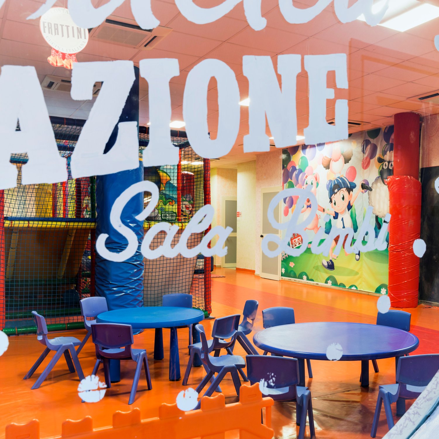 sala bimbi con gonfiabili ciclostazione