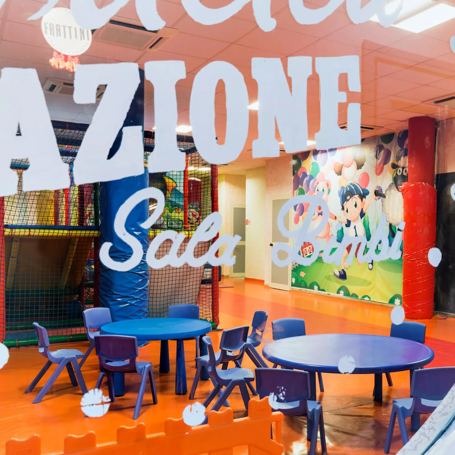 sala bimbi con gonfiabili ciclostazione